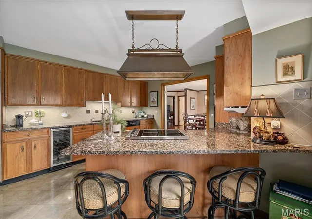 Photo 4 of Single Family Residence at 3 Huntleigh Trails Ln, Saint Louis, MO 63131 | MLS# MIS25020905 | | Sold on 2025-06-06