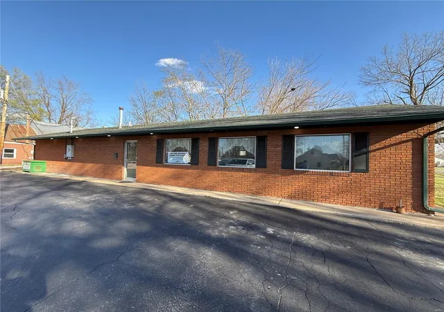 Photo 1 of Single Family Residence at 400 S Sturgeon St, Montgomery City, MO 63361 | MLS# MIS25020919 | | Sold on 2025-06-02