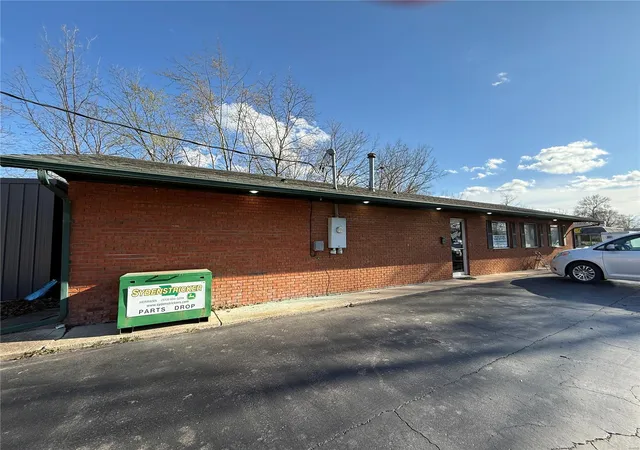 Photo 3 of Single Family Residence at 400 S Sturgeon St, Montgomery City, MO 63361 | MLS# MIS25020919 | | Sold on 2025-06-02