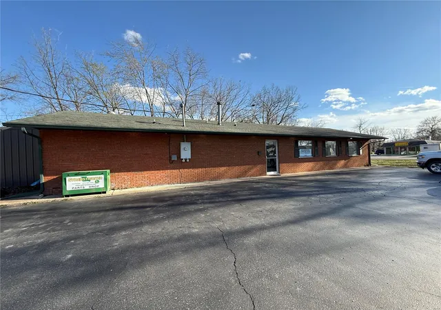 Photo 4 of Single Family Residence at 400 S Sturgeon St, Montgomery City, MO 63361 | MLS# MIS25020919 | | Sold on 2025-06-02