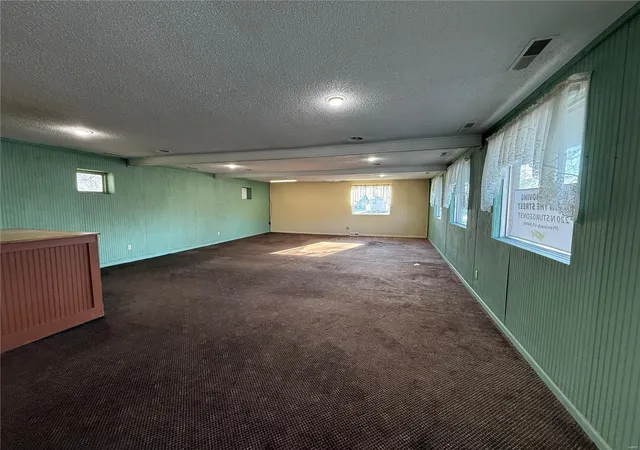 Photo 5 of Single Family Residence at 400 S Sturgeon St, Montgomery City, MO 63361 | MLS# MIS25020919 | | Sold on 2025-06-02