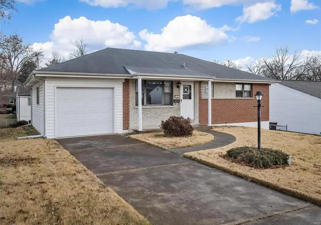 Photo 1 of Single Family Residence at 113 Greenland Ln, Saint Louis, MO 63125 | MLS# MIS25020929 | | Sold on 2025-07-08