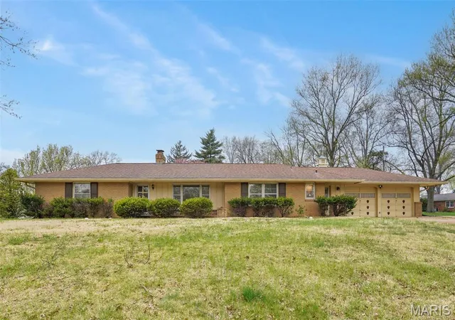 Single Family Residence at 11401 Northway Dr, Saint Louis, MO 63136 | MLS# MIS25021072 | | Sold on 2025-12-05