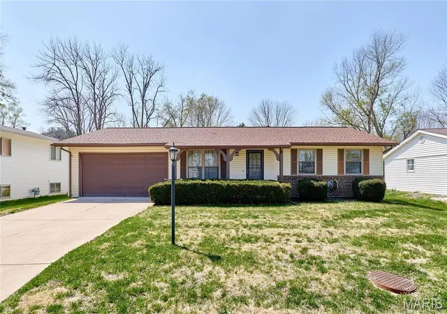 Single Family Residence at 19 Blackwood Ln, Saint Peters, MO 63376 | MLS# MIS25021331 | | Sold on 2025-05-08