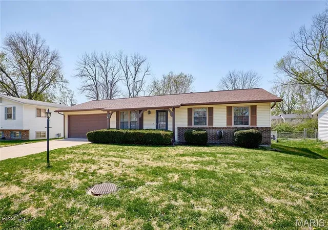 Photo 2 of Single Family Residence at 19 Blackwood Ln, Saint Peters, MO 63376 | MLS# MIS25021331 | | Sold on 2025-05-08