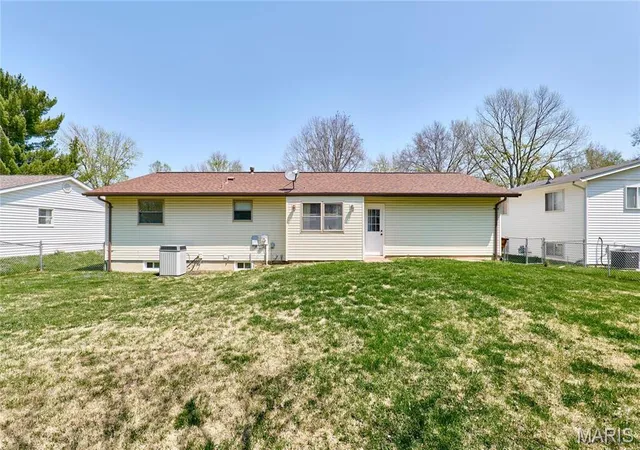 Photo 4 of Single Family Residence at 19 Blackwood Ln, Saint Peters, MO 63376 | MLS# MIS25021331 | | Sold on 2025-05-08