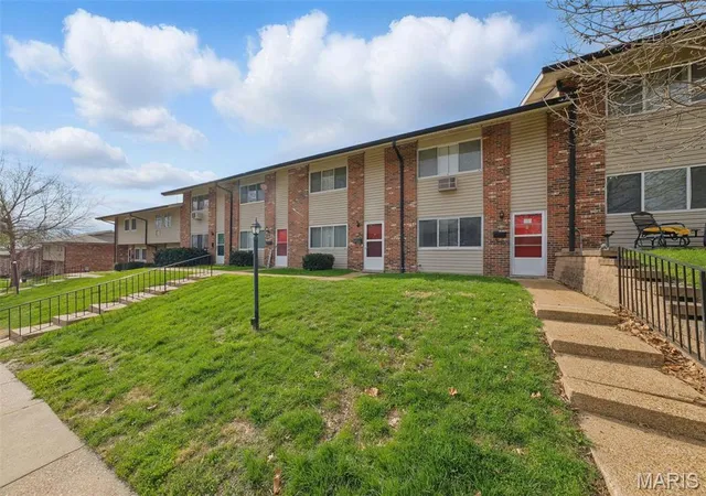 Photo 1 of Townhouse at 9118 Villaridge Ct, Saint Louis, MO 63123 | MLS# MIS25021453 | | Sold on 2025-07-10