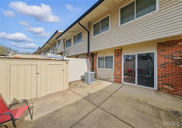 Photo 2 of Townhouse at 9118 Villaridge Ct, Saint Louis, MO 63123 | MLS# MIS25021453 | | Sold on 2025-07-10