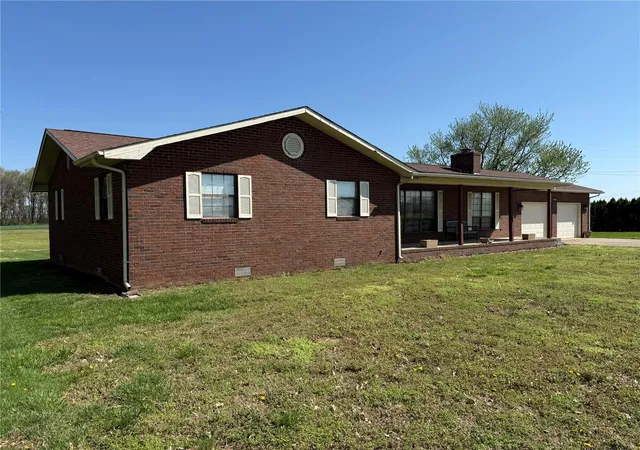 Photo 4 of Single Family Residence at 815 E School St, Advance, MO 63730 | MLS# MIS25021469 | | Sold on 2025-05-07