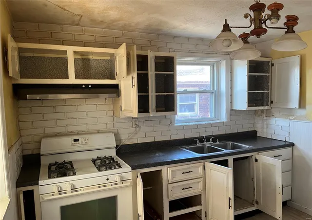 Photo 4 of Single Family Residence at 1269 N Florissant Rd, Saint Louis, MO 63135 | MLS# MIS25021471 | | Sold on 2025-07-25