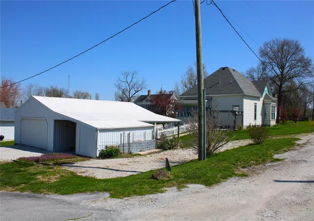 Photo 4 of Single Family Residence at 117 S Seminary St, Paris, MO 65275 | MLS# MIS25021479 | | Sold on 2025-06-11
