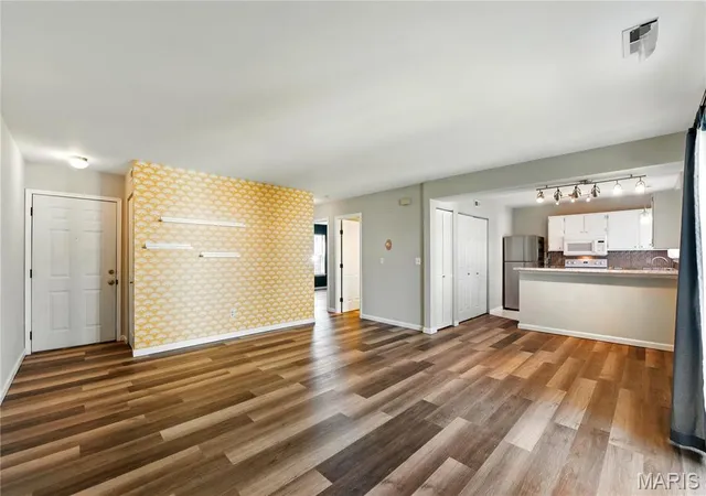 Photo 3 of Condominium at 906 Sugar Lake Ct, Saint Peters, MO 63376 | MLS# MIS25021615 | | Sold on 2025-05-19