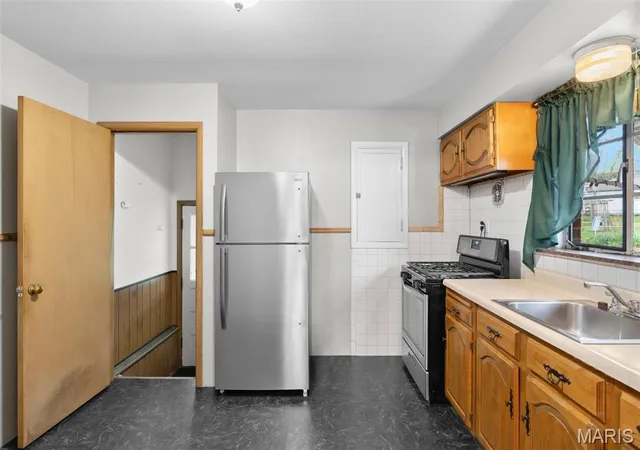 Photo 4 of Single Family Residence at 8900 Southview Ln, Saint Louis, MO 63123 | MLS# MIS25021677 |  | Sold on 2025-06-09