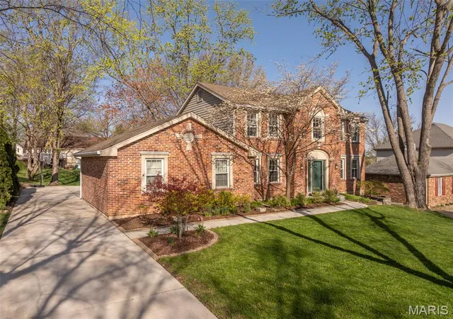 Photo 2 of Single Family Residence at 215 Copperwood Trl, Saint Charles, MO 63304 | MLS# MIS25021684 |  | Sold on 2025-05-07