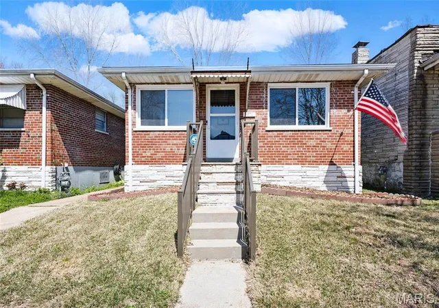 Single Family Residence at 4071 Burgen Ave, Saint Louis, MO 63116 | MLS# MIS25021690 | | Sold on 2025-06-26