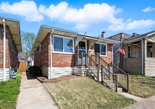 Photo 1 of Single Family Residence at 4071 Burgen Ave, Saint Louis, MO 63116 | MLS# MIS25021690 | | Sold on 2025-06-26