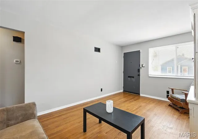 Photo 4 of Single Family Residence at 4071 Burgen Ave, Saint Louis, MO 63116 | MLS# MIS25021690 | | Sold on 2025-06-26