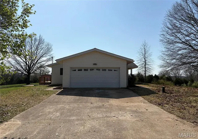 Photo 3 of Single Family Residence at 2416 Rockford School Rd, Saint Clair, MO 63077 | MLS# MIS25021734 | | Sold on 2025-05-07