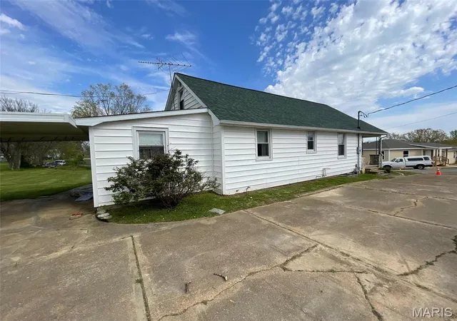 Photo 4 of Single Family Residence at 101 Graham St, Marble Hill, MO 63764 | MLS# MIS25021813 |  | Sold on 2025-09-12