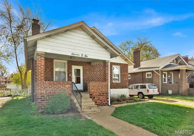 Photo 3 of Single Family Residence at 1106 Yale Ave, Saint Louis, MO 63117 | MLS# MIS25021864 | | Sold on 2025-05-09
