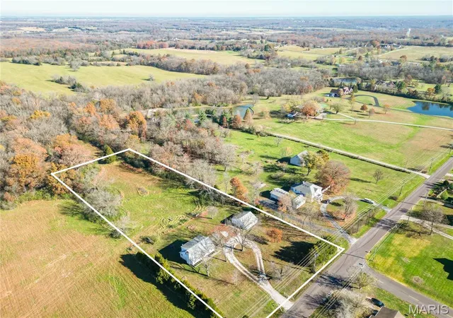 Photo 2 of Single Family Residence at 751 E Saint Eunice Rd, Fulton, MO 65251 | MLS# MIS25021884 | | Sold on 2025-08-01