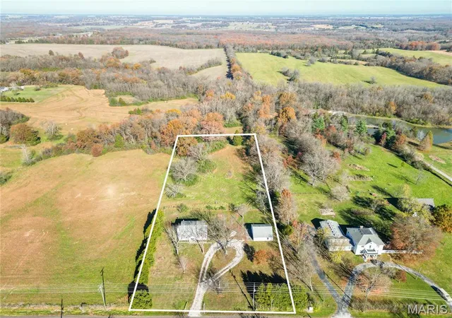 Photo 3 of Single Family Residence at 751 E Saint Eunice Rd, Fulton, MO 65251 | MLS# MIS25021884 | | Sold on 2025-08-01