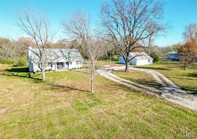 Photo 4 of Single Family Residence at 751 E Saint Eunice Rd, Fulton, MO 65251 | MLS# MIS25021884 | | Sold on 2025-08-01