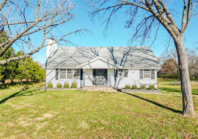 Photo 5 of Single Family Residence at 751 E Saint Eunice Rd, Fulton, MO 65251 | MLS# MIS25021884 | | Sold on 2025-08-01