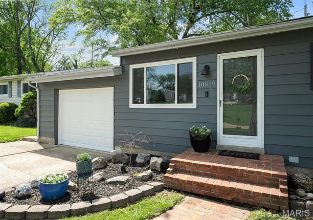 Photo 2 of Single Family Residence at 10819 Platte Dr, Saint Louis, MO 63123 | MLS# MIS25021961 |  | Sold on 2025-06-13