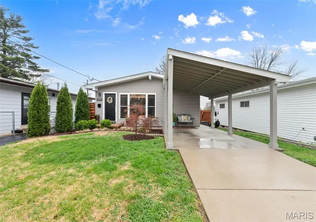 Photo 1 of Single Family Residence at 224 Deane Ct, Saint Louis, MO 63127 | MLS# MIS25021970 |  | Sold on 2025-05-15