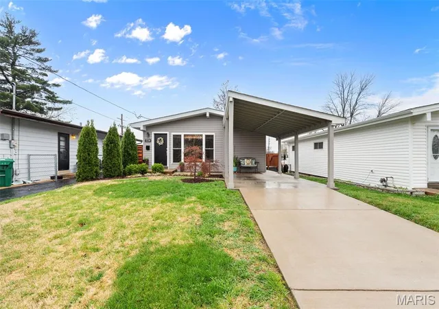 Photo 3 of Single Family Residence at 224 Deane Ct, Saint Louis, MO 63127 | MLS# MIS25021970 |  | Sold on 2025-05-15
