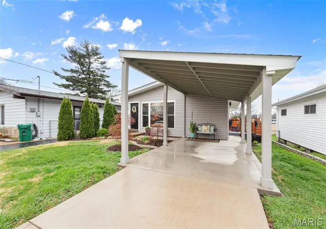 Photo 4 of Single Family Residence at 224 Deane Ct, Saint Louis, MO 63127 | MLS# MIS25021970 |  | Sold on 2025-05-15