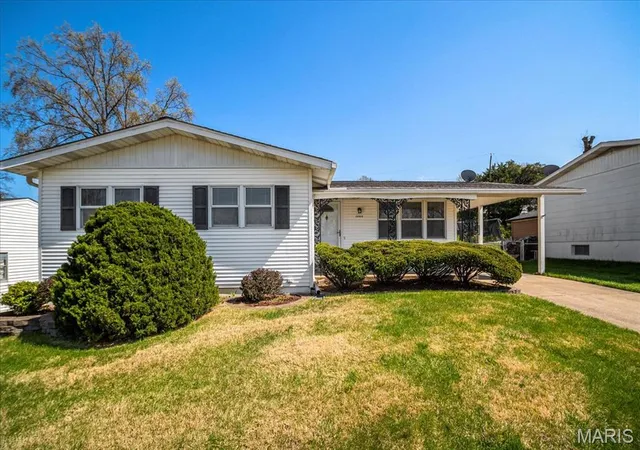 Photo 1 of Single Family Residence at 10924 Arctic Dr, Saint Louis, MO 63123 | MLS# MIS25022185 | | Sold on 2025-05-09
