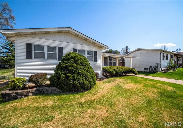Photo 2 of Single Family Residence at 10924 Arctic Dr, Saint Louis, MO 63123 | MLS# MIS25022185 | | Sold on 2025-05-09
