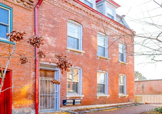 Multi Family at 1030 Geyer Ave, Saint Louis, MO 63104 | MLS# MIS25022270 | | Sold on 2025-06-02