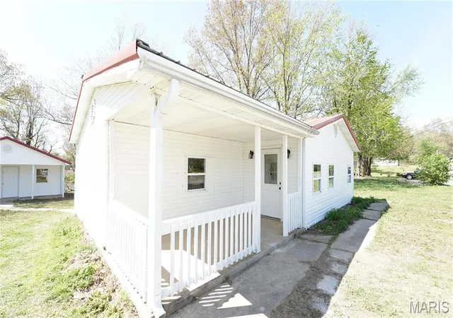 Photo 1 of Single Family Residence at 917 N Poplar St, Dexter, MO 63841 | MLS# MIS25022277 | | Sold on 2025-07-11