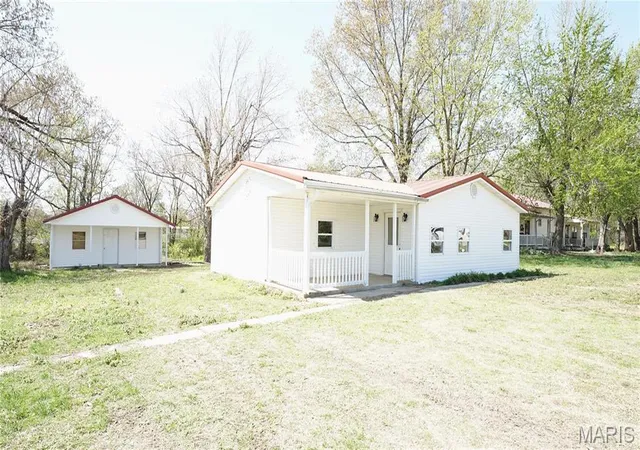 Photo 2 of Single Family Residence at 917 N Poplar St, Dexter, MO 63841 | MLS# MIS25022277 | | Sold on 2025-07-11