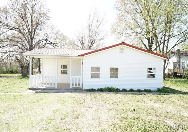 Photo 3 of Single Family Residence at 917 N Poplar St, Dexter, MO 63841 | MLS# MIS25022277 | | Sold on 2025-07-11