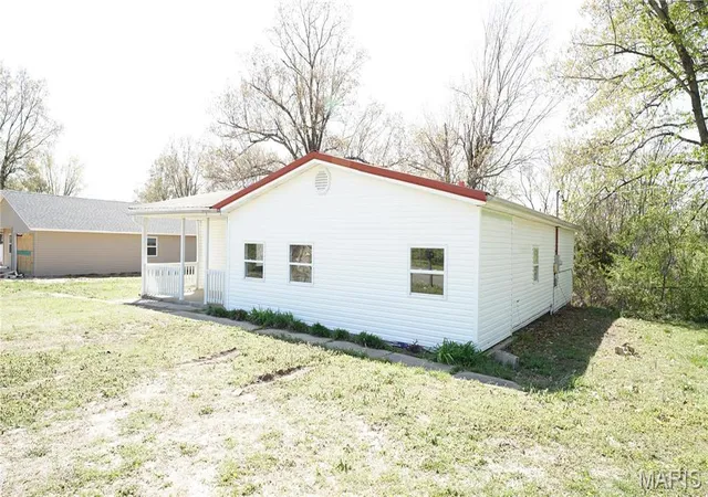 Photo 4 of Single Family Residence at 917 N Poplar St, Dexter, MO 63841 | MLS# MIS25022277 | | Sold on 2025-07-11