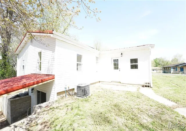 Photo 5 of Single Family Residence at 917 N Poplar St, Dexter, MO 63841 | MLS# MIS25022277 | | Sold on 2025-07-11
