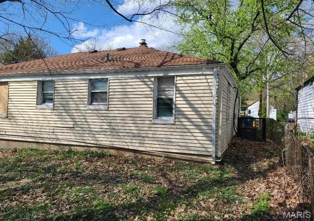 Photo 3 of Single Family Residence at 430 Scenic Dr, Saint Louis, MO 63137 | MLS# MIS25022303 | | Sold on 2025-06-10