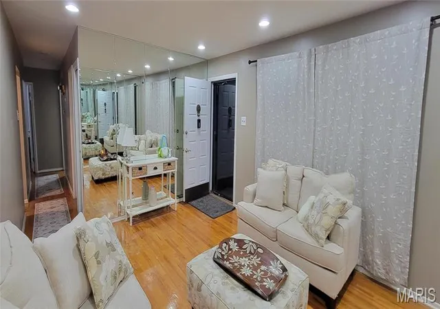 Photo 4 of Single Family Residence at 4434 Niagara Dr, Saint Louis, MO 63129 | MLS# MIS25022380 |  | Sold on 2025-05-19
