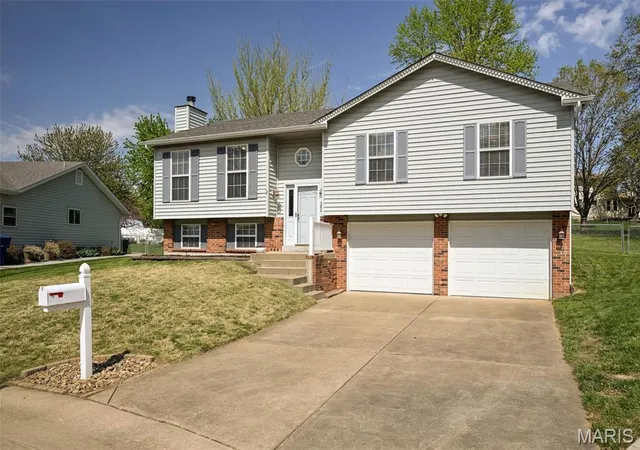 Photo 2 of Single Family Residence at 6 Colchester Ct, Saint Peters, MO 63376 | MLS# MIS25022413 |  | Sold on 2025-05-09