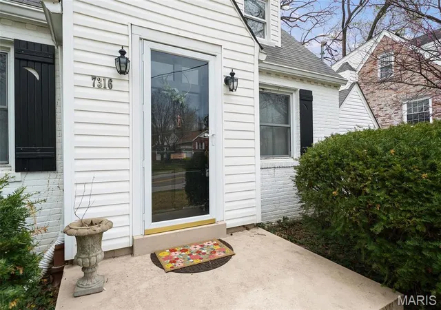 Photo 3 of Single Family Residence at 7316 Murdoch Ave, Saint Louis, MO 63119 | MLS# MIS25022444 | | Sold on 2025-05-16