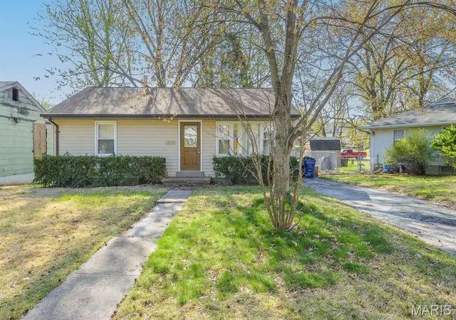 Photo 5 of Single Family Residence at 3214 Krem Ave, Saint Ann, MO 63074 | MLS# MIS25022605 |  | Sold on 2025-06-09