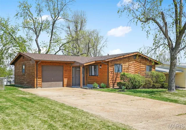 Single Family Residence at 205 Arras Dr, Saint Louis, MO 63129 | MLS# MIS25022678 | | Sold on 2025-05-16