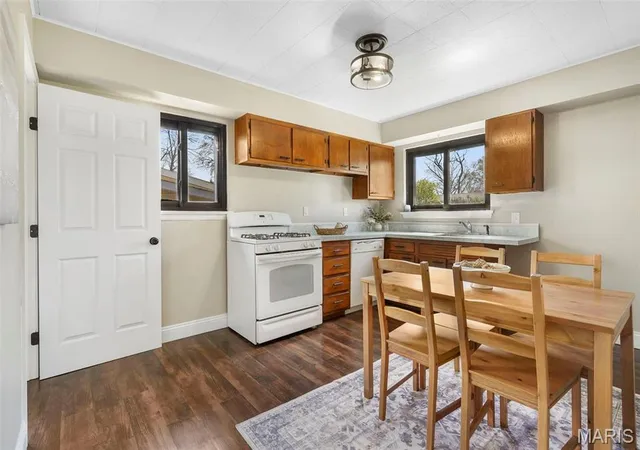 Photo 4 of Single Family Residence at 205 Arras Dr, Saint Louis, MO 63129 | MLS# MIS25022678 | | Sold on 2025-05-16