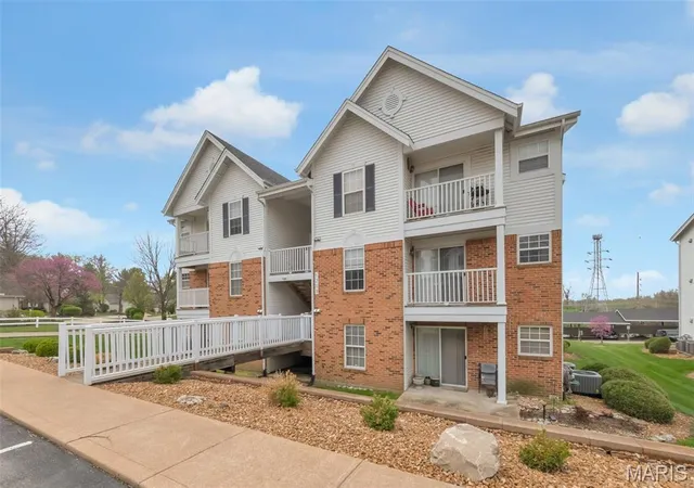 Photo 2 of Condominium at 1209 Woodland Point Dr #E, Saint Louis, MO 63146 | MLS# MIS25022680 |  | Sold on 2025-07-24