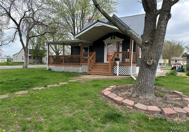 Photo 3 of Single Family Residence at 511 W Jackson Ave, Owensville, MO 65066 | MLS# MIS25022915 | | Sold on 2025-06-06