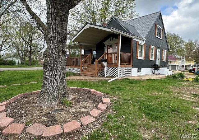 Photo 4 of Single Family Residence at 511 W Jackson Ave, Owensville, MO 65066 | MLS# MIS25022915 | | Sold on 2025-06-06